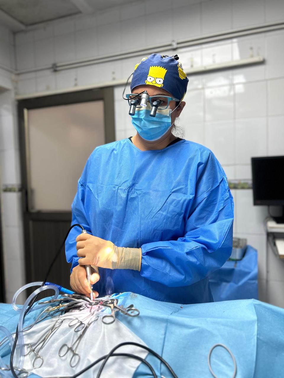 Dra. Natalia Arcos realizando neurocirugía veterinaria